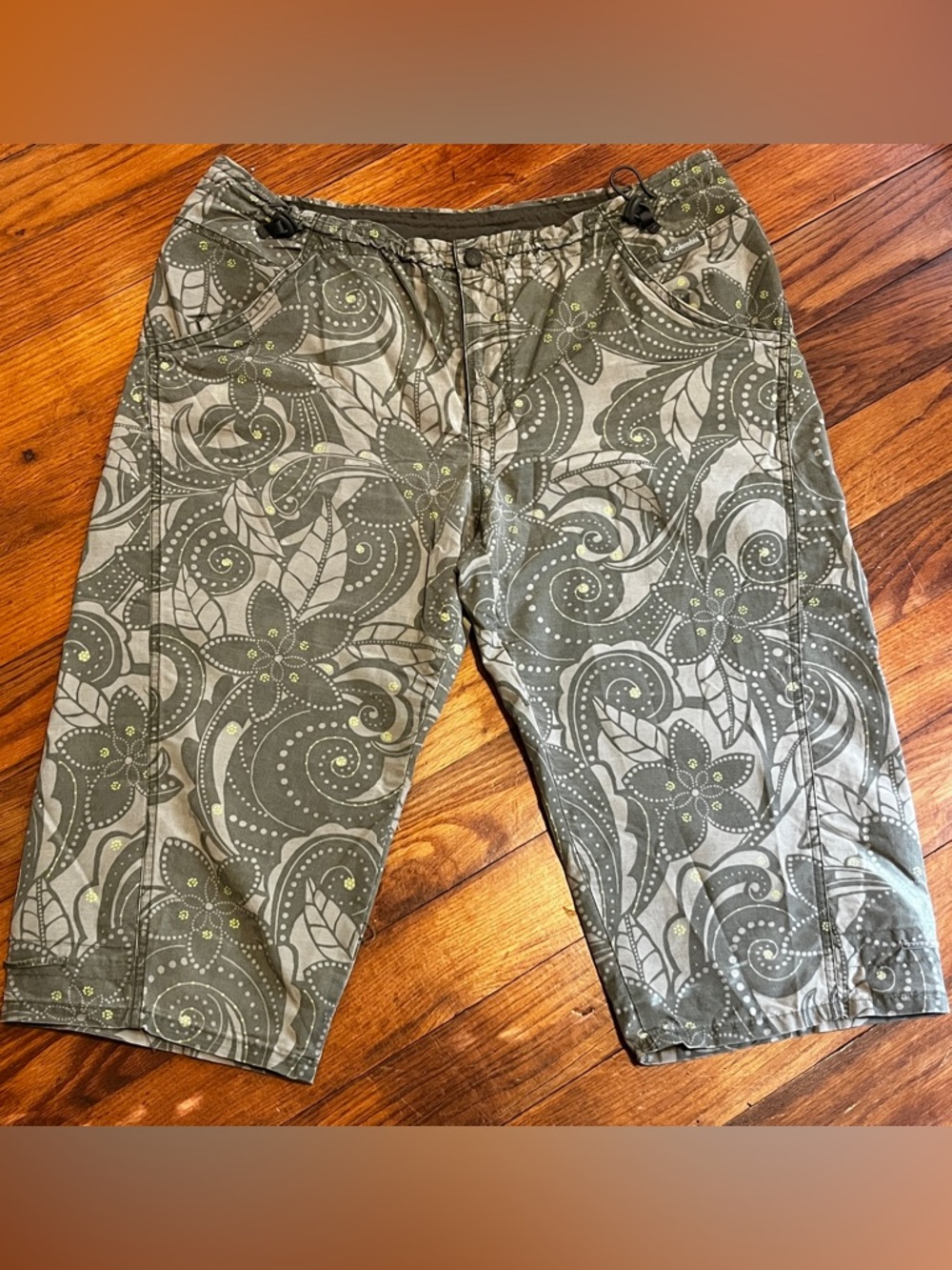 Columbia Women’s Capri Pants 
Size L Floral Print Hiking Outdoor Drawstring Hem